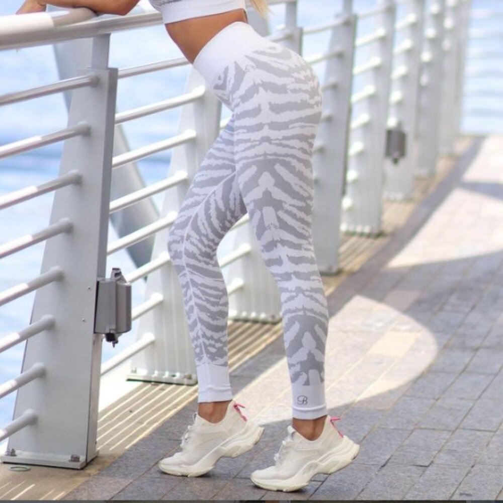 NWOT Bombshell Sportswear White Tiger Seamless Legging Size M/L